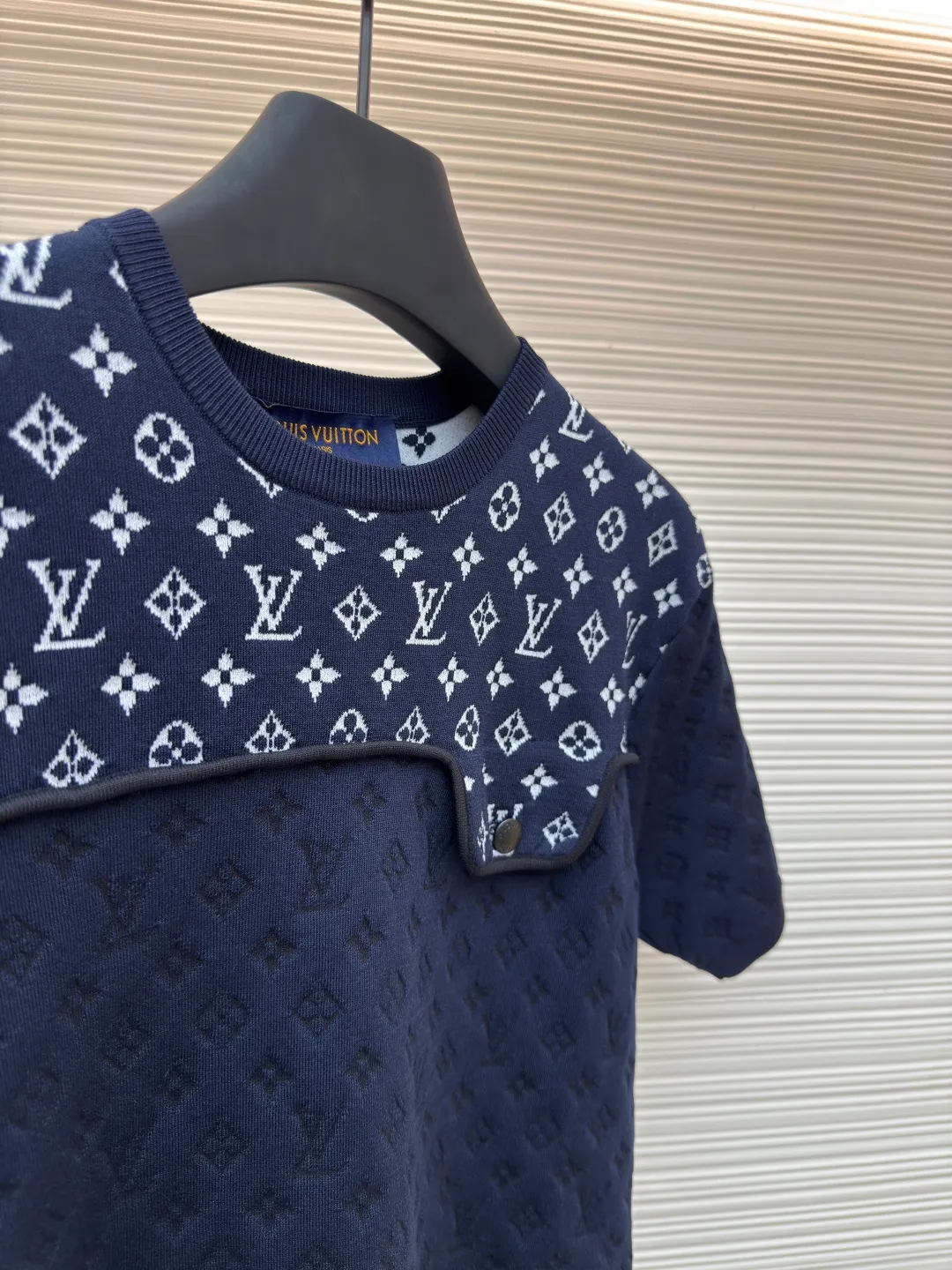 LOUIS VUITTON Knitted Jacquard Short Sleeves [Women's Wear] ●Authentic product: Purchased and developed by 15222 ●Item number: 1680362-A45 ●Fabrics: pure cotton fabric ●Technology: knitted jacquard production ●Version: fitted version ●Weight: about 260 grams ●Size: S-M-L ●Description: High-count and high-density mulberry silk blended fabric, woven using double-sided jacquard technology. The entire fabric has a full and three-dimensional texture. It is different from the common printing or patching treatments on the market. The entire fabric has the presbyopia pattern embedded into the yarn structure during the weaving process. The pattern truly comes with the weaving and is not superimposed in the later stage. The pattern has a strong three-dimensional effect, does not fade, fall off or crack after long-term washing. It feels soft and stiff, and has a stable and advanced texture. , the lower part is treated with high-temperature shaping and embossing. Through the layered changes of light, shadow and tissue, it shows a low-key and exquisite Logo shading. It looks pure and calm from a distance, and rich in details when seen up close. The overall wiring is straight and delicate, the fabric is comfortable and soft, and the color is consistent without color difference. It can be matched with the same style to create a fashionable look and control various occasions. Customized accessories, complete with three standards, same style for men and women!